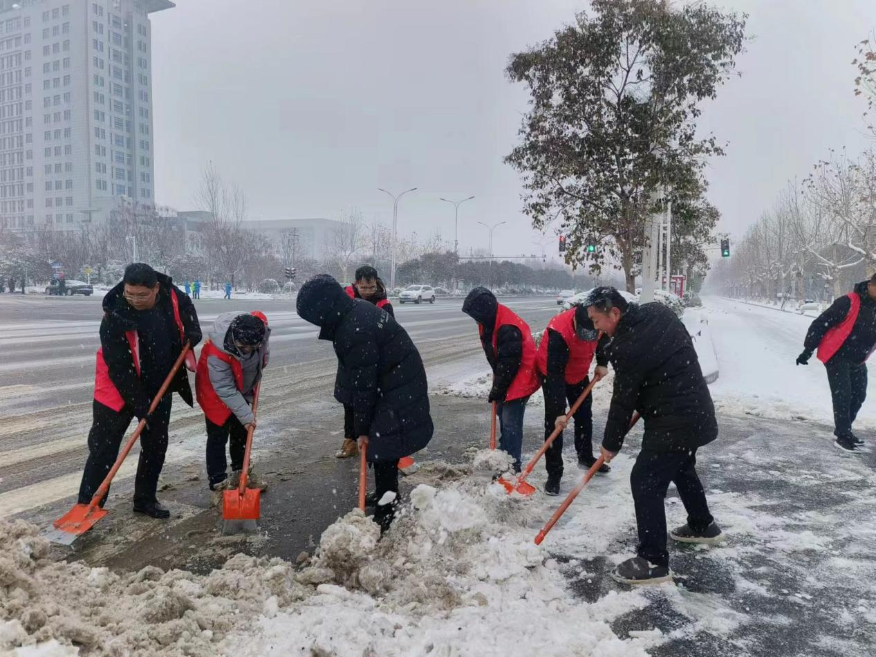 以雪为令 扫雪除冰！Z6尊龙凯时党员自愿者在行动